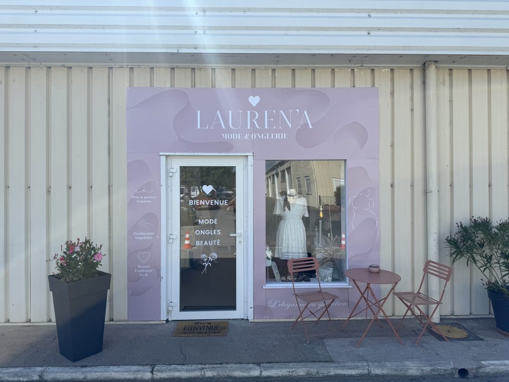 DEVANTURE LAURENA AU CENTRE COMMERCIAL LE RAMI A CHAMPS SUR L YONNE